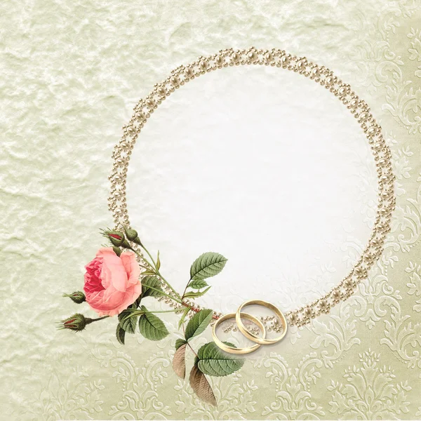 Свадебный фон с розой, жемчугом и обручальными кольцами . — стоковое фото