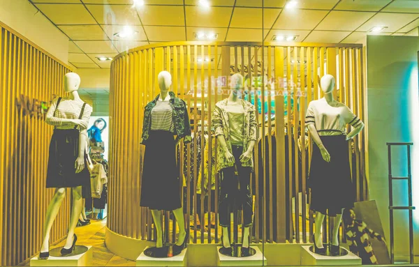 服装店橱窗展示 — 图库照片