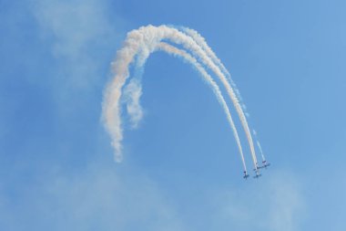 Mavi gökyüzünde askeri savaş uçakları