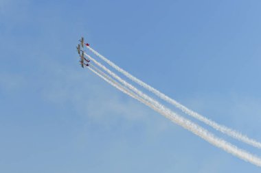 Mavi gökyüzünde askeri savaş uçakları