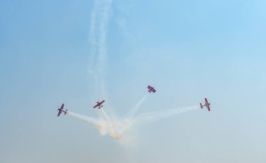 Mavi gökyüzünde askeri savaş uçakları