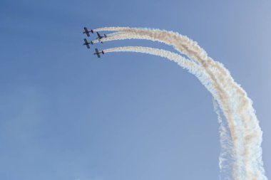 Mavi gökyüzünde askeri savaş uçakları