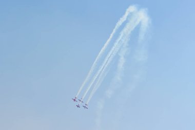 Mavi gökyüzünde askeri savaş uçakları