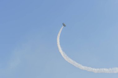 Mavi gökyüzünde askeri savaş uçakları