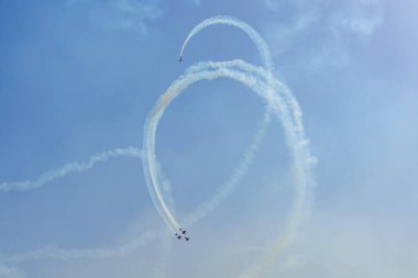 Mavi gökyüzünde askeri savaş uçakları