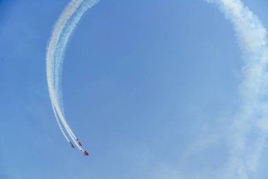 Mavi gökyüzünde askeri savaş uçakları