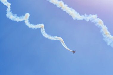 Mavi gökyüzünde askeri savaş uçakları