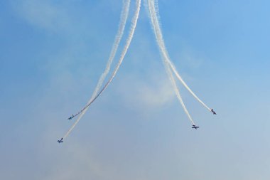 Mavi gökyüzünde askeri savaş uçakları