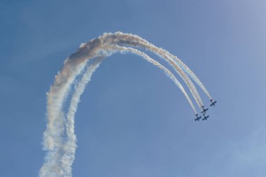 Mavi gökyüzünde askeri savaş uçakları