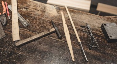 Ahşap masada marangoz aletleri