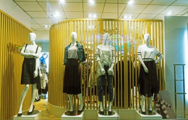 Moda kıyafetleri butiği.