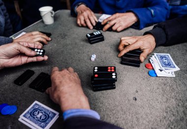 Çin oyunu oynayan adamlar