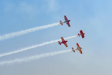 Mavi gökyüzünde askeri savaş uçakları