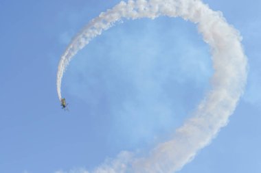 Mavi gökyüzünde askeri savaş uçakları