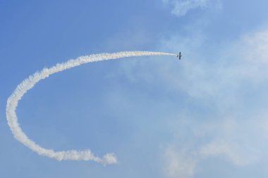 Mavi gökyüzünde askeri savaş uçakları