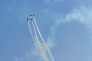 Mavi gökyüzünde askeri savaş uçakları