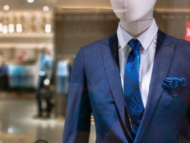 Mağazada takım elbiseli ve kravatlı manken