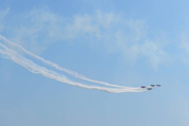 Mavi gökyüzünde askeri savaş uçakları