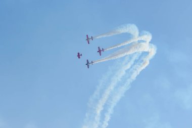 Mavi gökyüzünde askeri savaş uçakları