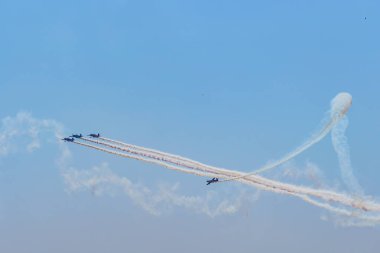 Mavi gökyüzünde askeri savaş uçakları