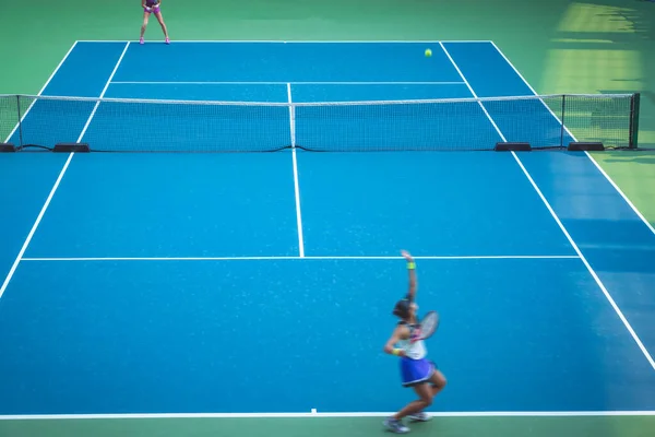 在球场上打网球的年轻女子 — 图库照片