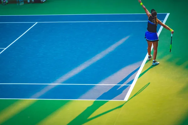 Giovane Donna Che Gioca Tennis Sul Campo — Foto Stock