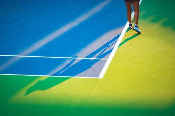 Jovem Mulher Jogando Tênis Quadra — Fotografia de Stock