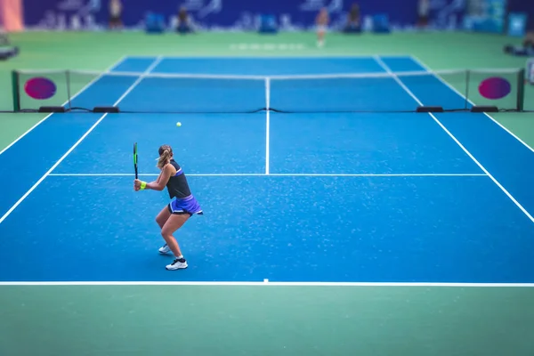 Jonge Vrouw Tennissen Het Veld — Stockfoto