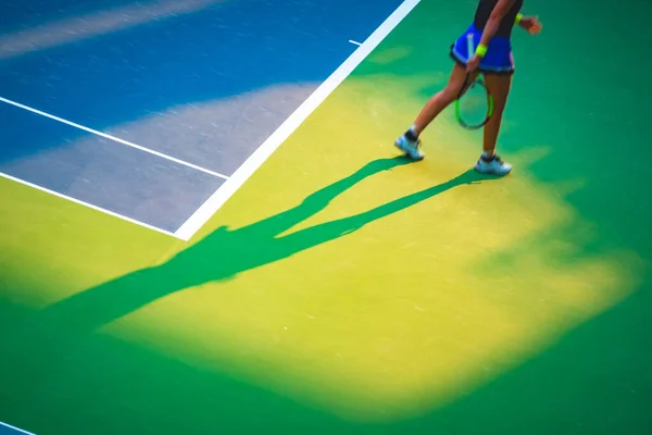 Giovane Donna Che Gioca Tennis Sul Campo — Foto Stock