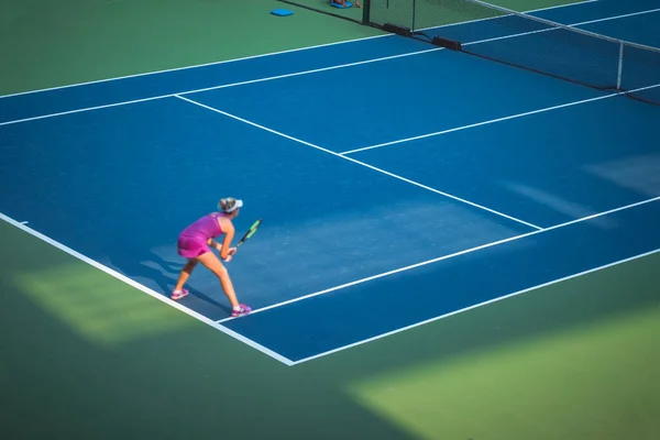 Jonge Vrouw Tennissen Het Veld — Stockfoto