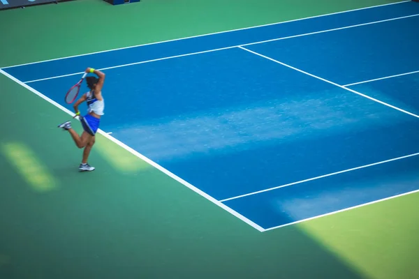 Νεαρή Γυναίκα Που Παίζει Τένις Στο Γήπεδο — Φωτογραφία Αρχείου