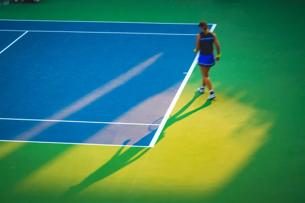 Wanita Muda Bermain Tenis Lapangan — Stok Foto
