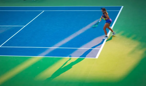 Kortta Tenis Oynayan Genç Bir Kadın — Stok fotoğraf