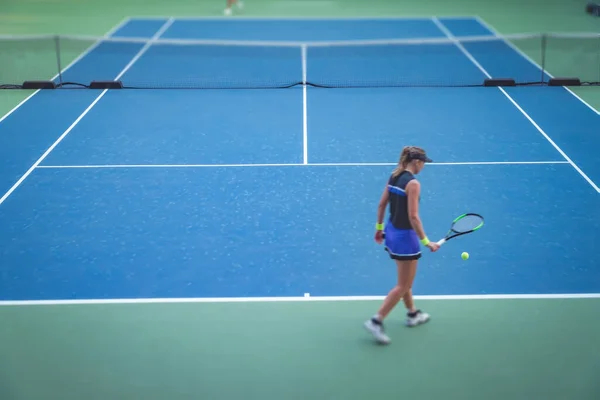 Νεαρή Γυναίκα Που Παίζει Τένις Στο Γήπεδο — Φωτογραφία Αρχείου