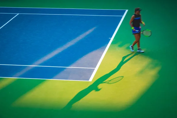 Jovem Mulher Jogando Tênis Quadra — Fotografia de Stock