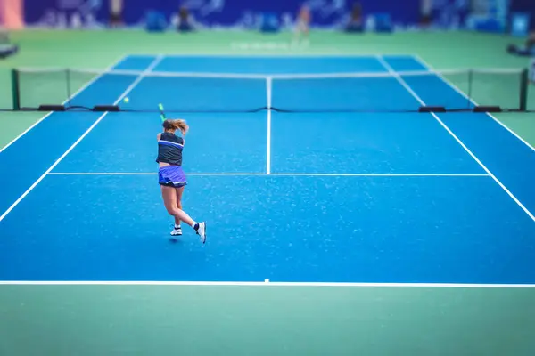 在球场上打网球的年轻女子 — 图库照片