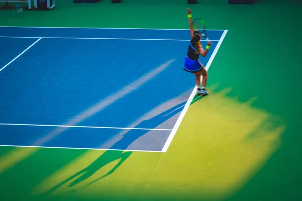 Jonge Vrouw Tennissen Het Veld — Stockfoto