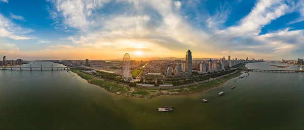 Panoramablick Auf Den Hafen Mit Schiffen Und Küstengebäuden Unter Sonnenuntergang — Stockfoto