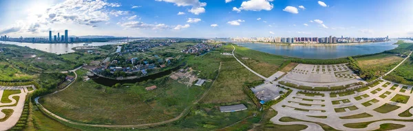 Podwyższony Widok Panoramiczny Rolniczy Bank Portem Budynkami Innym Brzegu — Zdjęcie stockowe