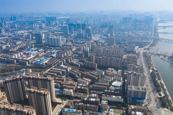 青い勾配の都市の建物の空中風景 — ストック写真