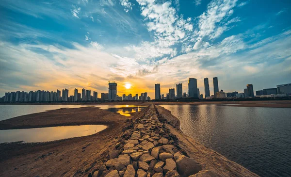 Solnedgång Himmel Och Skyline Byggnad Reflekterande Vatten — Stockfoto