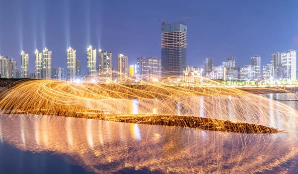 Langzeitbelichtung Von Lichtern Hafen Und Skyline Gebäuden — Stockfoto