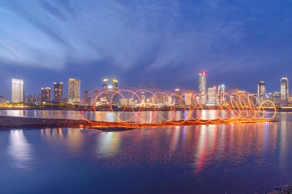 Langzeitbelichtung Von Lichtern Hafen Und Skyline Gebäuden — Stockfoto