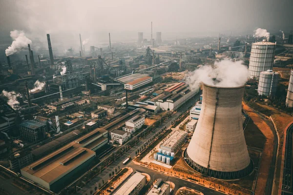 Vista Elevata Della Scena Della Città Con Fumo Dalle Pipe — Foto Stock