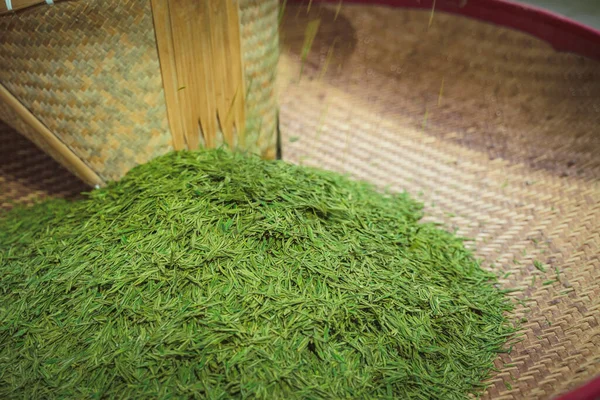 Hojas Cesta Grande Con Cuchara Mimbre — Foto de Stock