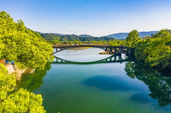 Bela Vista Ponte Que Reflete Rio Rodeado Vegetação Colinas — Fotografia de Stock