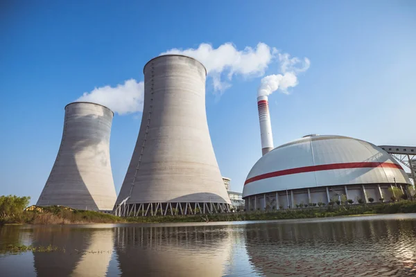 Endüstriyel Enerji Santrali Güneş Işığına Yansıyor — Stok fotoğraf