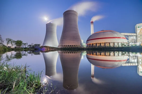Verlichte Elektriciteitscentrale Reflecterend Water — Stockfoto