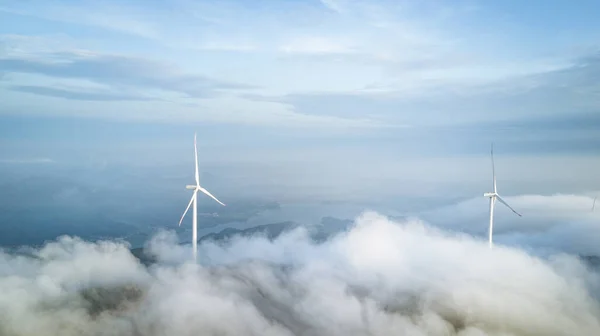 Paysage Montagneux Verdoyant Avec Moulins Vent Nuages Bas — Photo