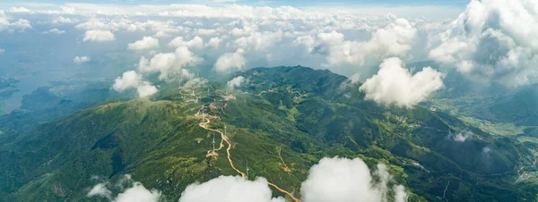 風車と曇り空の緑の山の風景 — ストック写真